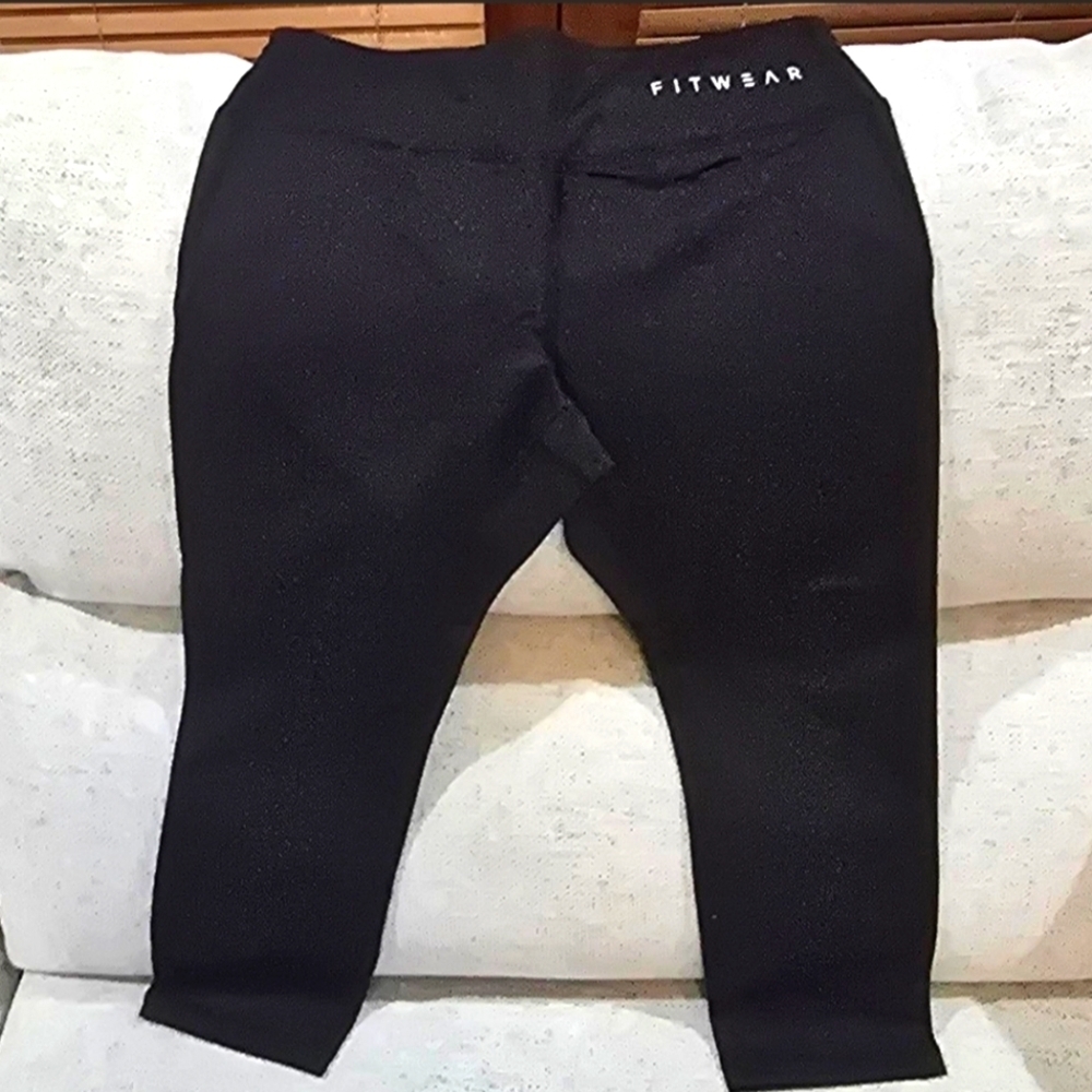 NWT Fitwear 3/4 Leggings Designed in New Zealand-$89 Retail Size Meduim (6)